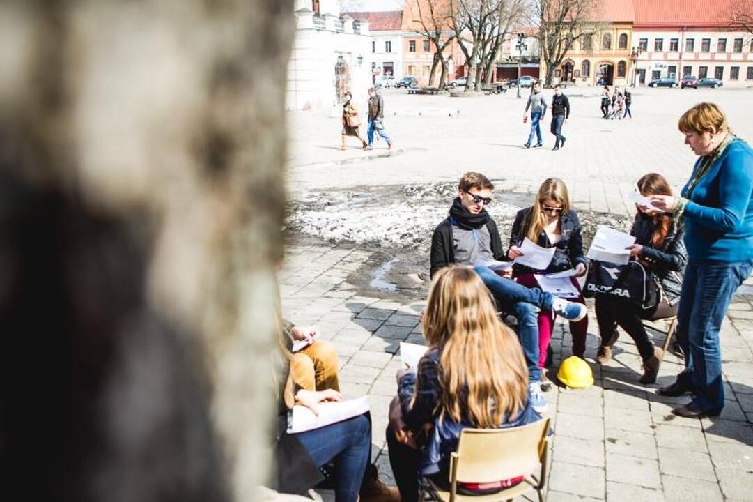 Gimnazistams pamokos vyko ir Rotušės aikštėje, ir ant tilto
