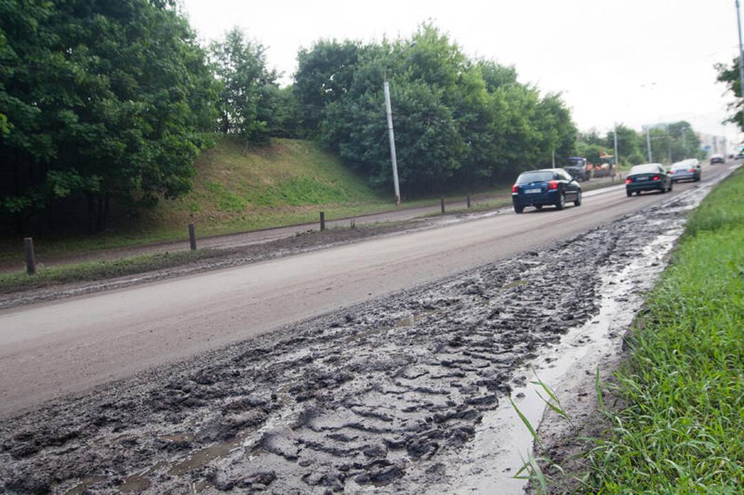 Per naktinę liūtį Vilniuje skendo automobiliai
