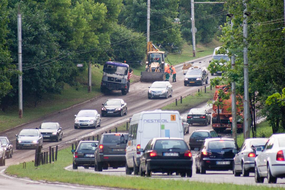 Per naktinę liūtį Vilniuje skendo automobiliai
