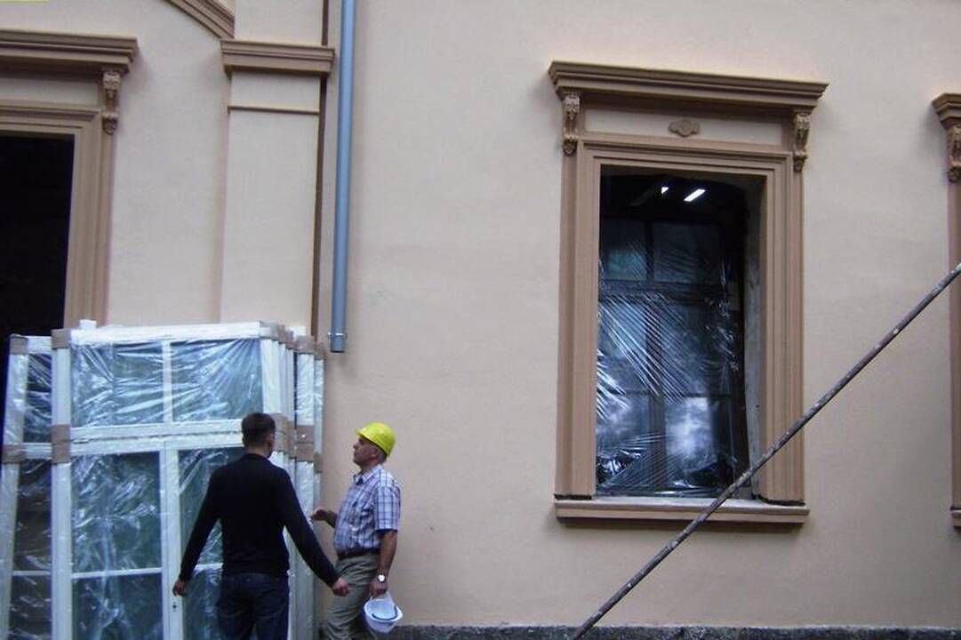 Restauruojamas Palangos Kurhauzas dabinasi naujais langais