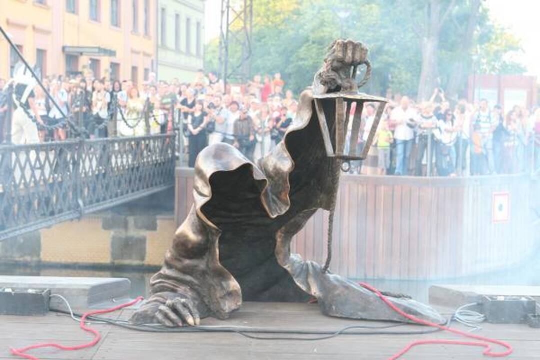 Vaiduoklio skulptūra – su staigmenomis