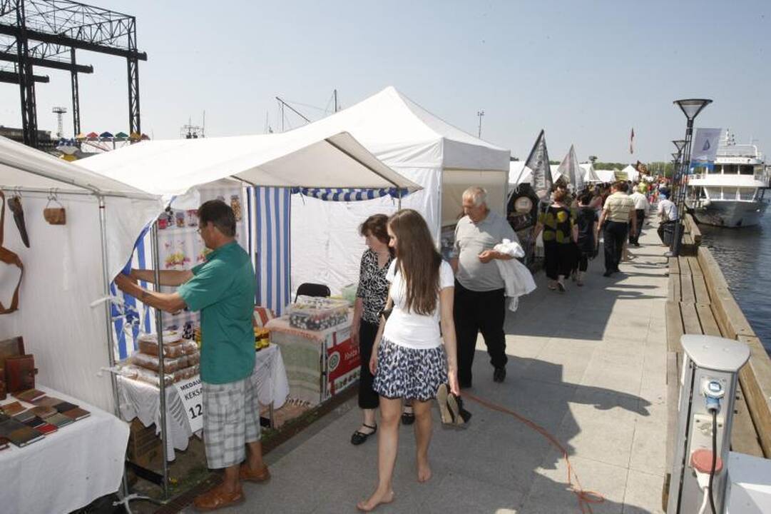 Klaipėdiečiai mugėje viliojami medumi ir gintaru 