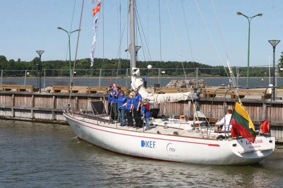 „Lietuva“ pakėlė bures į regatą "The Tall Ships Races“