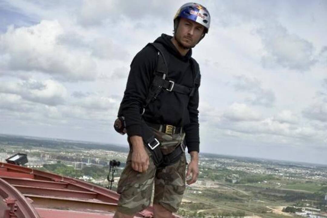 Šuolis nuo Vilniaus TV bokšto (papildyta)