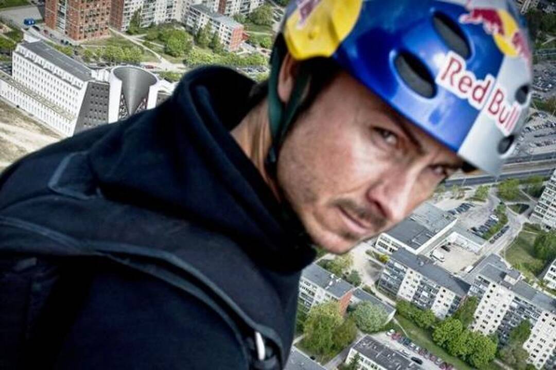 Šuolis nuo Vilniaus TV bokšto (papildyta)