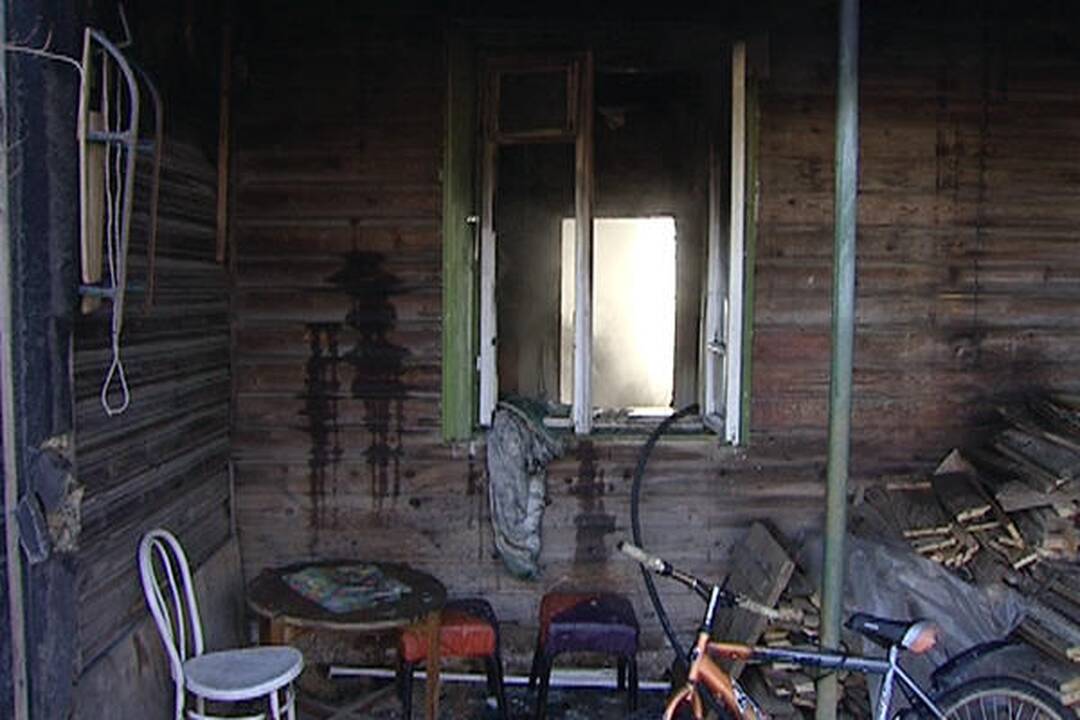 Gaisras Žvėryne įsiplieskė nuo palikto įkroviklio