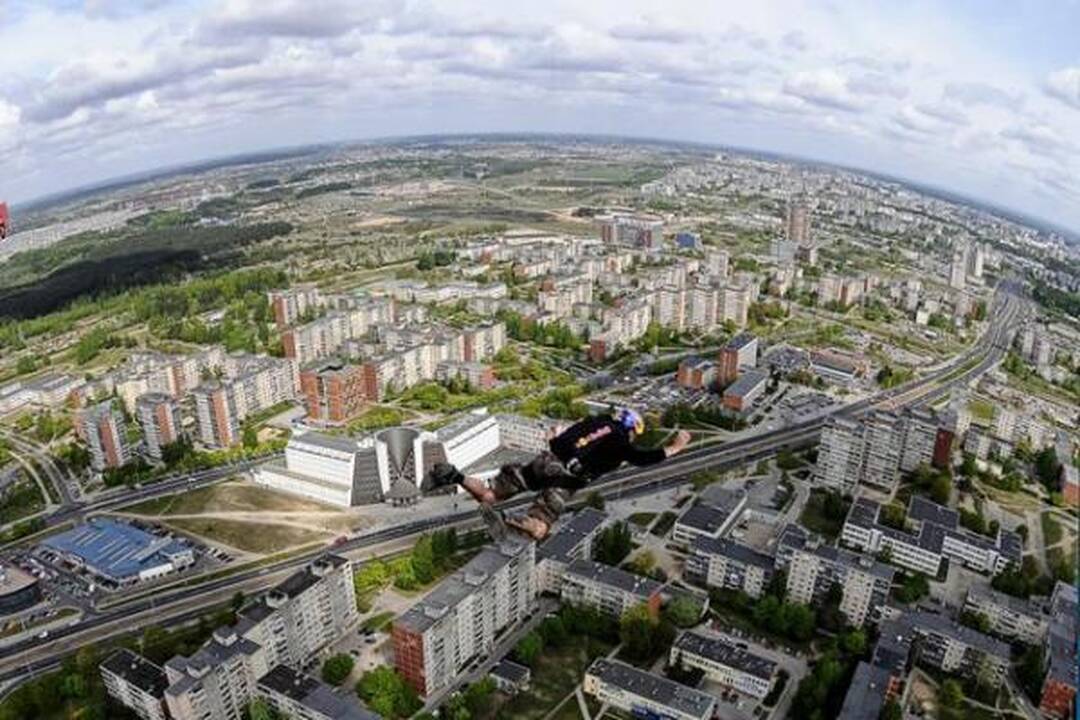 Šuolis nuo Vilniaus TV bokšto (papildyta)