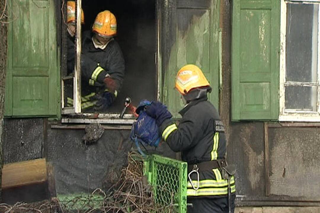 Gaisras Žvėryne įsiplieskė nuo palikto įkroviklio