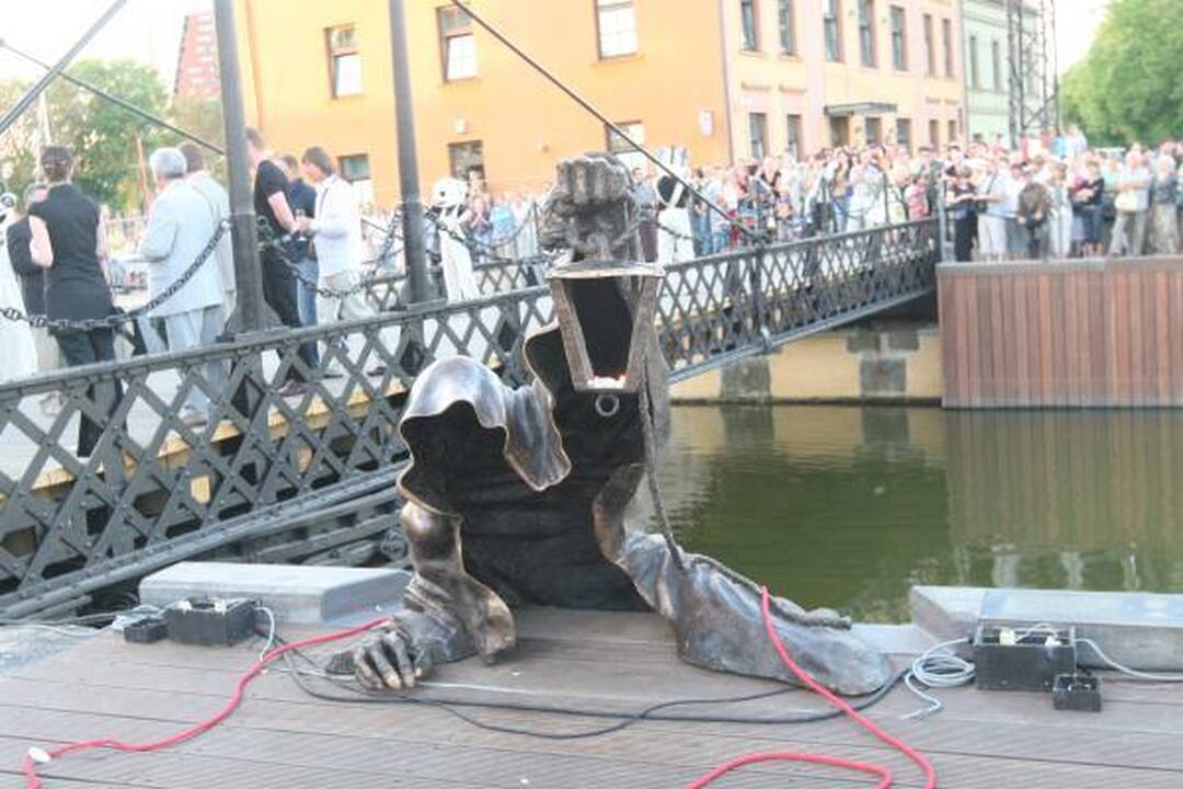 Vaiduoklio skulptūra – su staigmenomis
