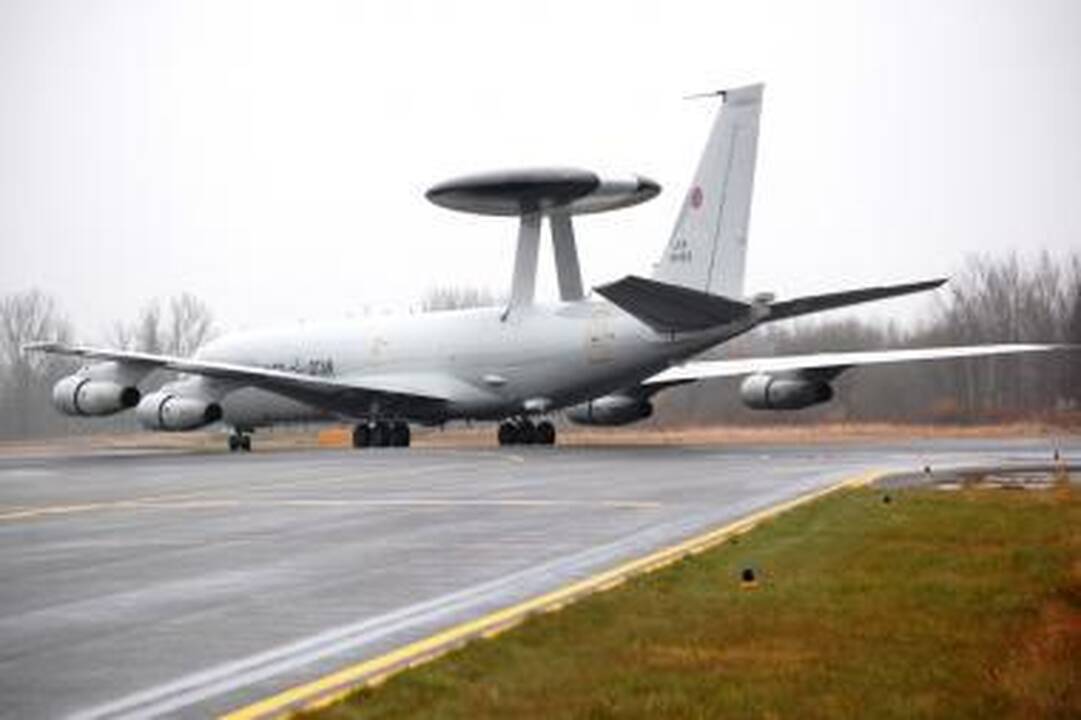 Aviacijos bazėje Šiauliuose nusileido NATO skraidantis radaras 