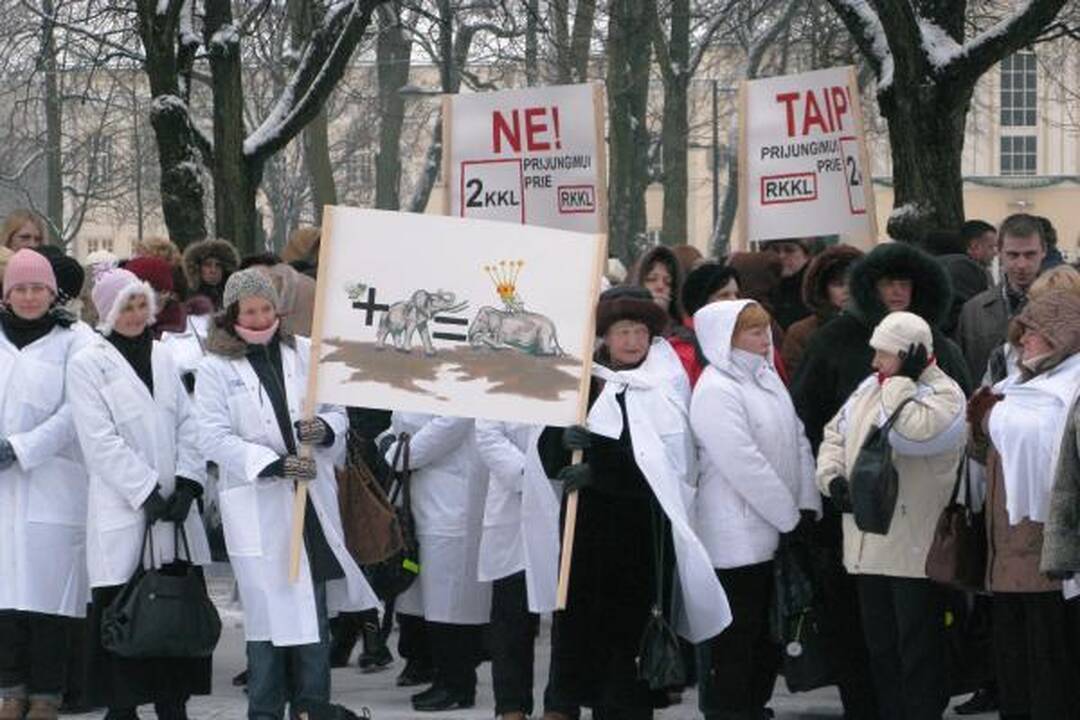 2-osios ligoninės medikai surengė mitingą prie savivaldybės (papildyta)