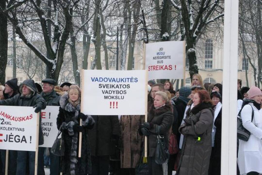 2-osios ligoninės medikai surengė mitingą prie savivaldybės (papildyta)
