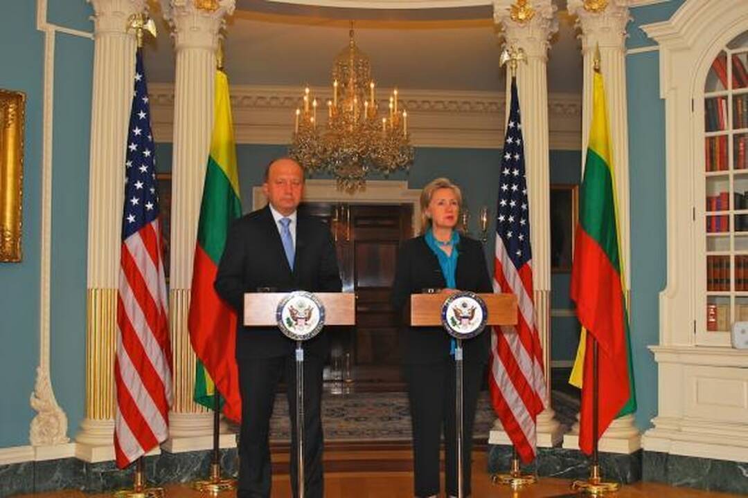 H.Clinton ploja A.Kubiliui per petį už ekonominę politiką