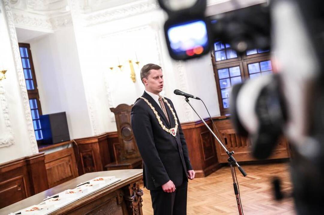 Rotušėje dešimčiai kauniečių išdalyti Santakos garbės ženklai