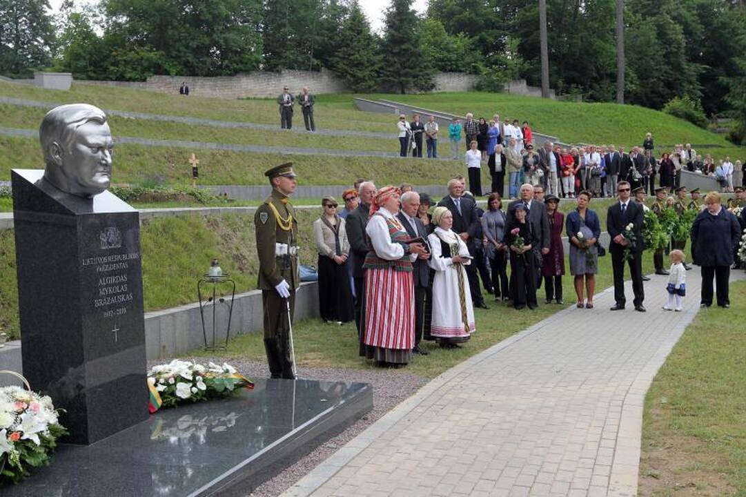 Vilniaus savivaldybė perima A.M.Brazausko paminklą savo nuosavybėn
