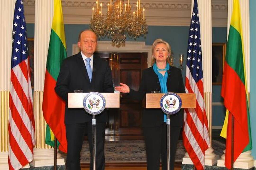 H.Clinton ploja A.Kubiliui per petį už ekonominę politiką
