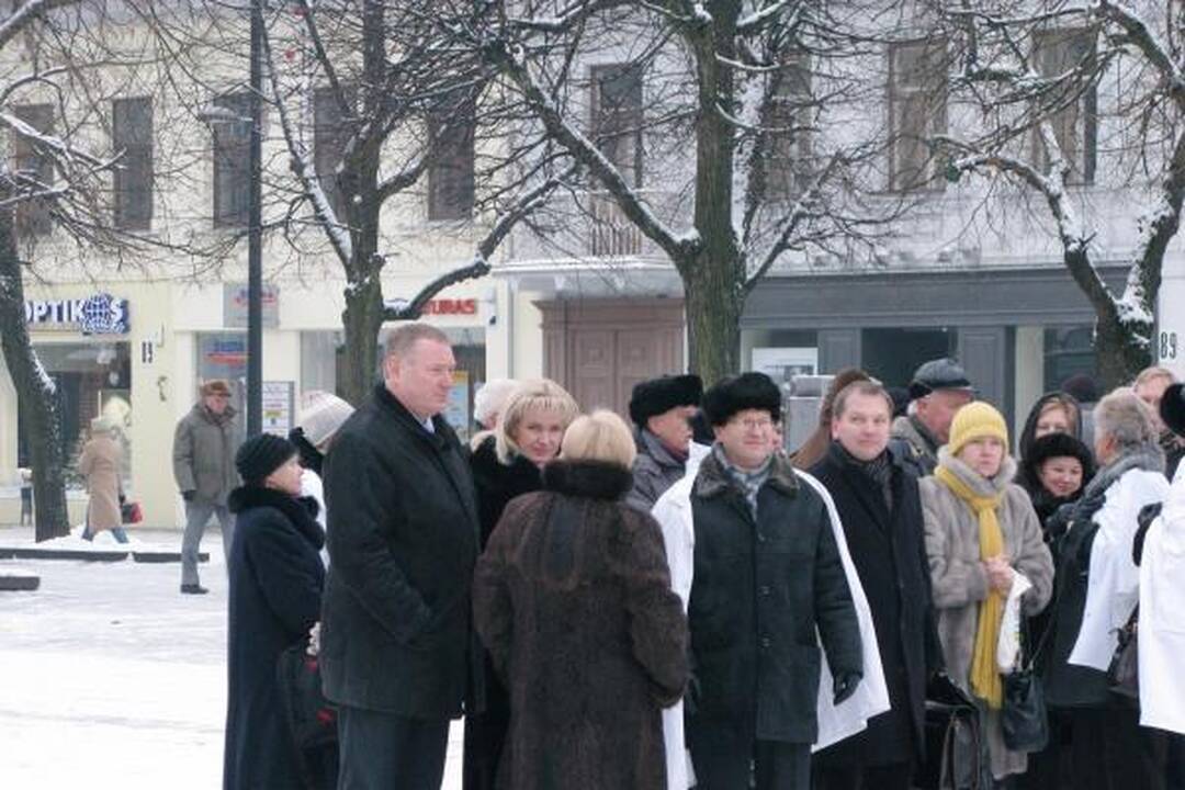 2-osios ligoninės medikai surengė mitingą prie savivaldybės (papildyta)