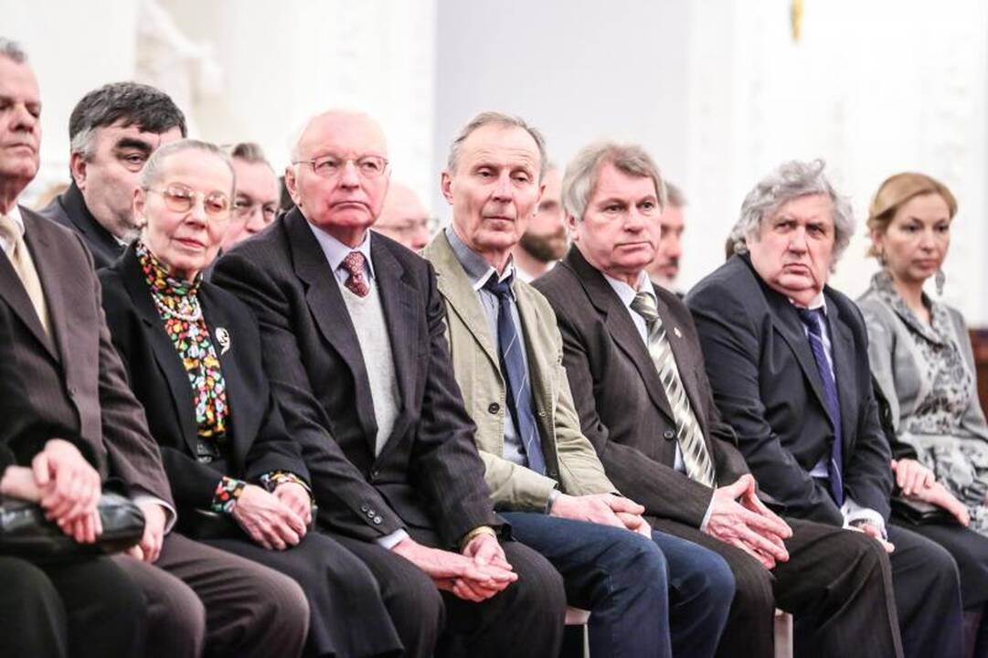 Rotušėje dešimčiai kauniečių išdalyti Santakos garbės ženklai