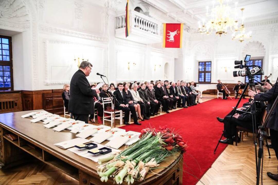 Rotušėje dešimčiai kauniečių išdalyti Santakos garbės ženklai