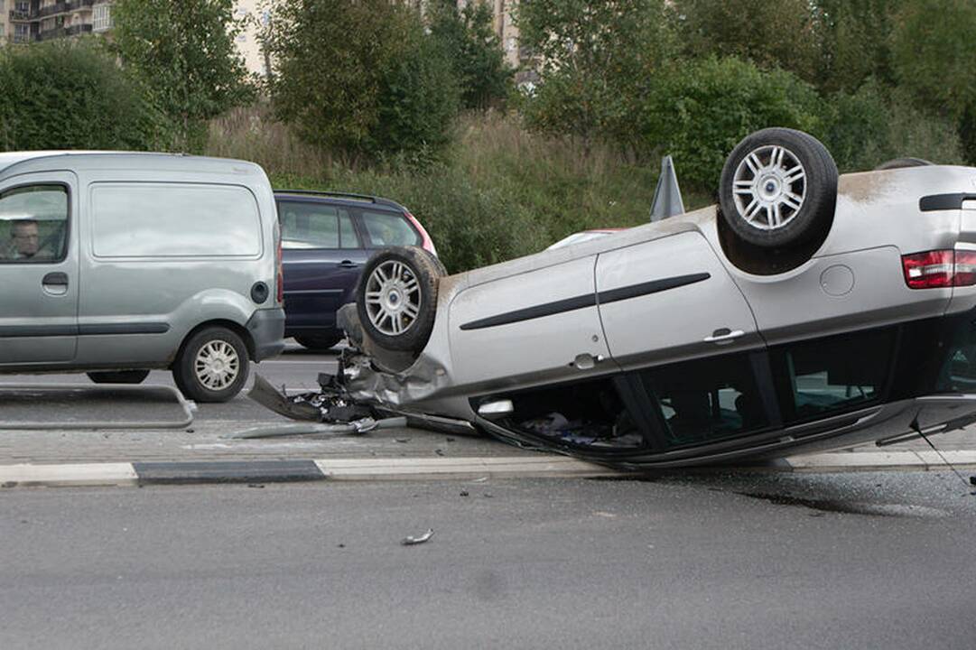 Lėkdamas per draudžiamą šviesoforo signalą apvirto automobilis