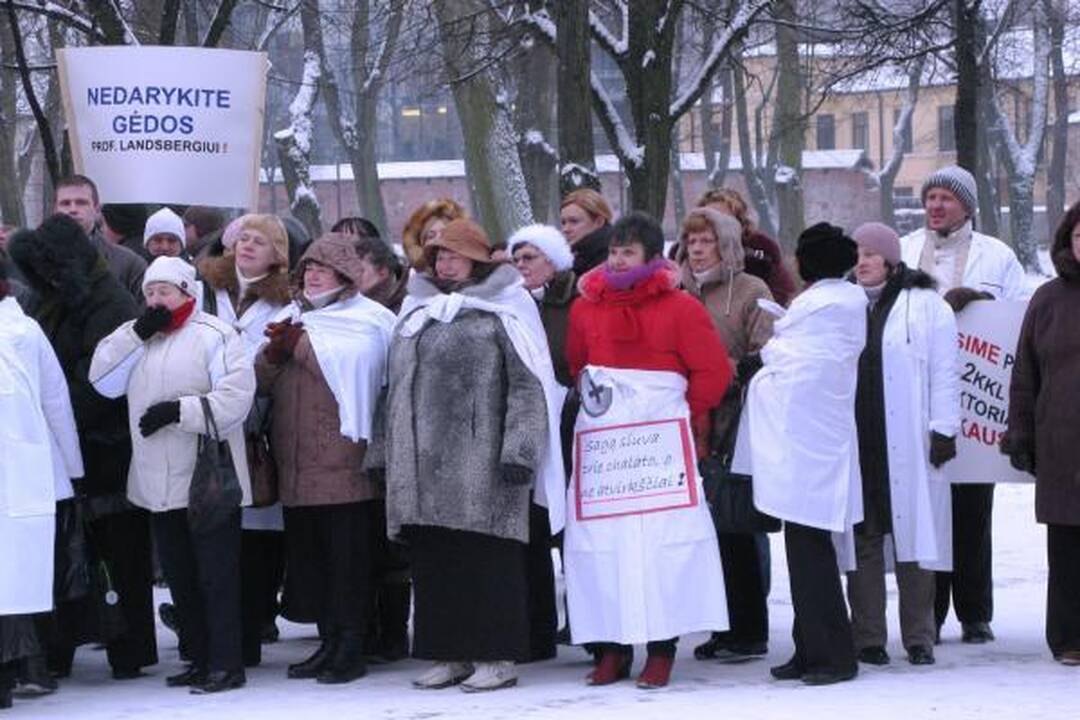 2-osios ligoninės medikai surengė mitingą prie savivaldybės (papildyta)