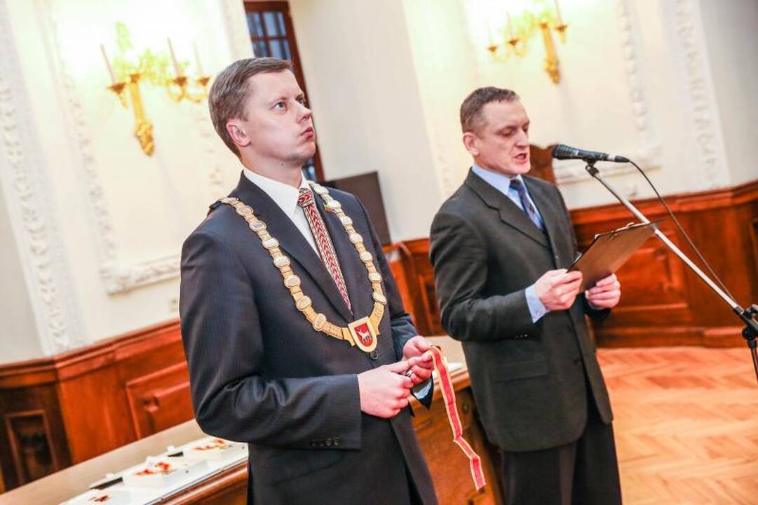 Rotušėje dešimčiai kauniečių išdalyti Santakos garbės ženklai