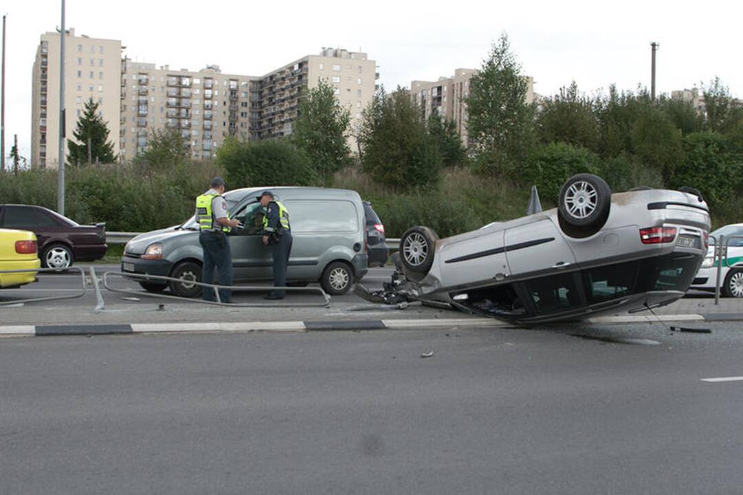 Lėkdamas per draudžiamą šviesoforo signalą apvirto automobilis