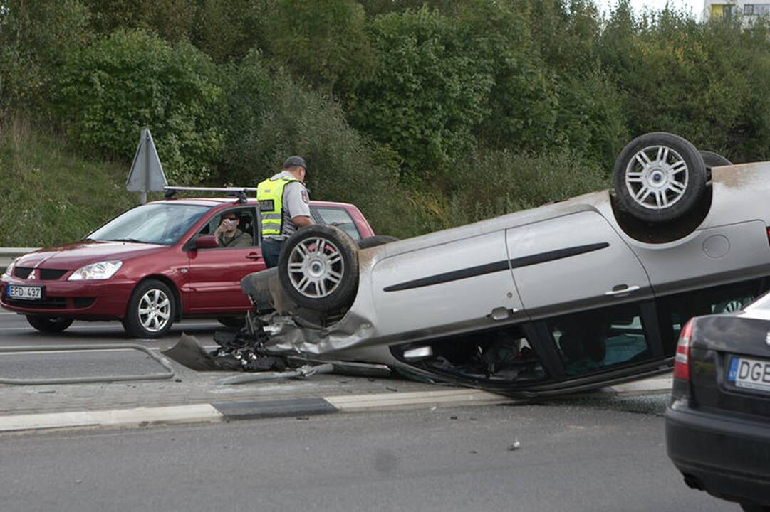 Lėkdamas per draudžiamą šviesoforo signalą apvirto automobilis