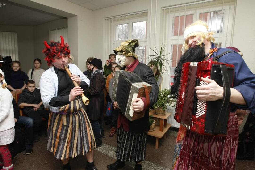 J. Karoso muzikos mokykla Užgavėnes sutiko su trenksmu
