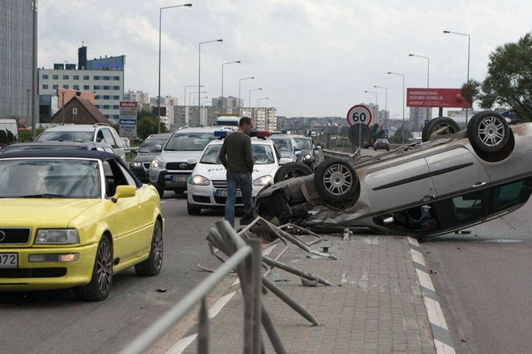 Lėkdamas per draudžiamą šviesoforo signalą apvirto automobilis