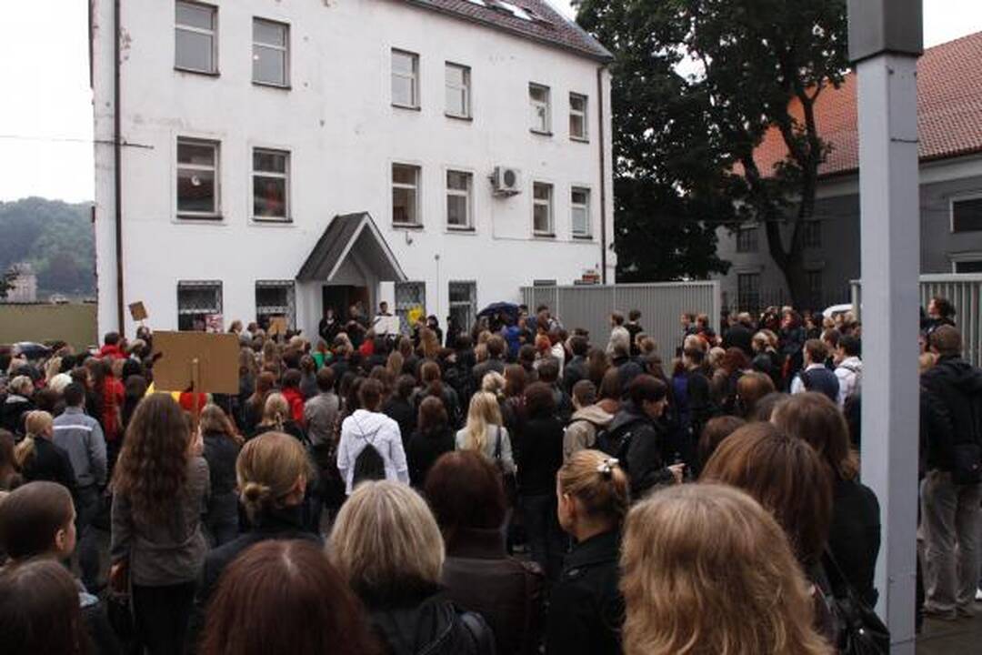 Studentai stojo ginti savo Alma Mater