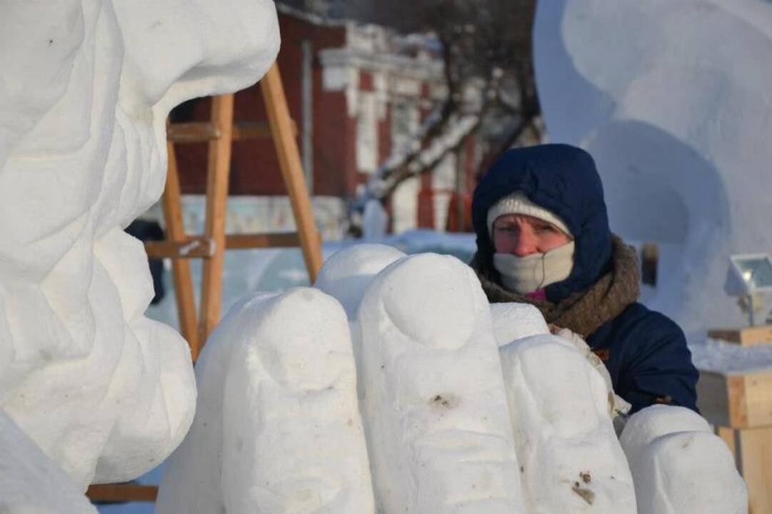 Kauno skulptorius Rusijoje triumfavo su senute iš sniego