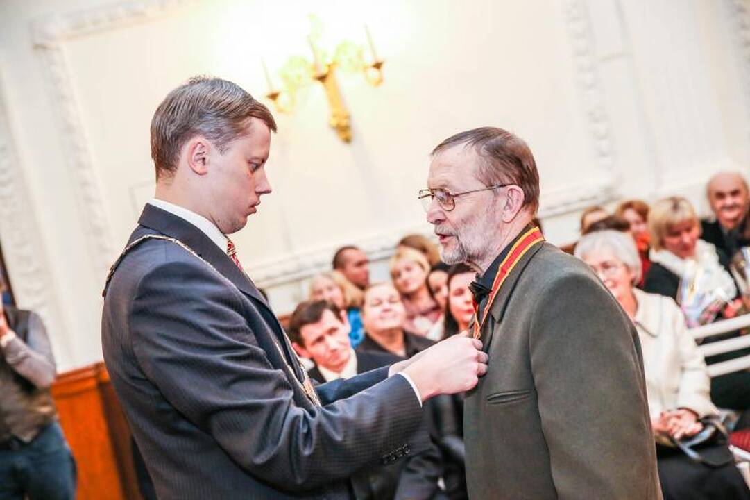 Rotušėje dešimčiai kauniečių išdalyti Santakos garbės ženklai
