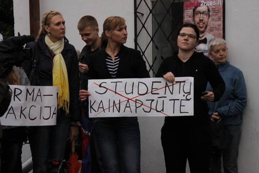Studentai stojo ginti savo Alma Mater