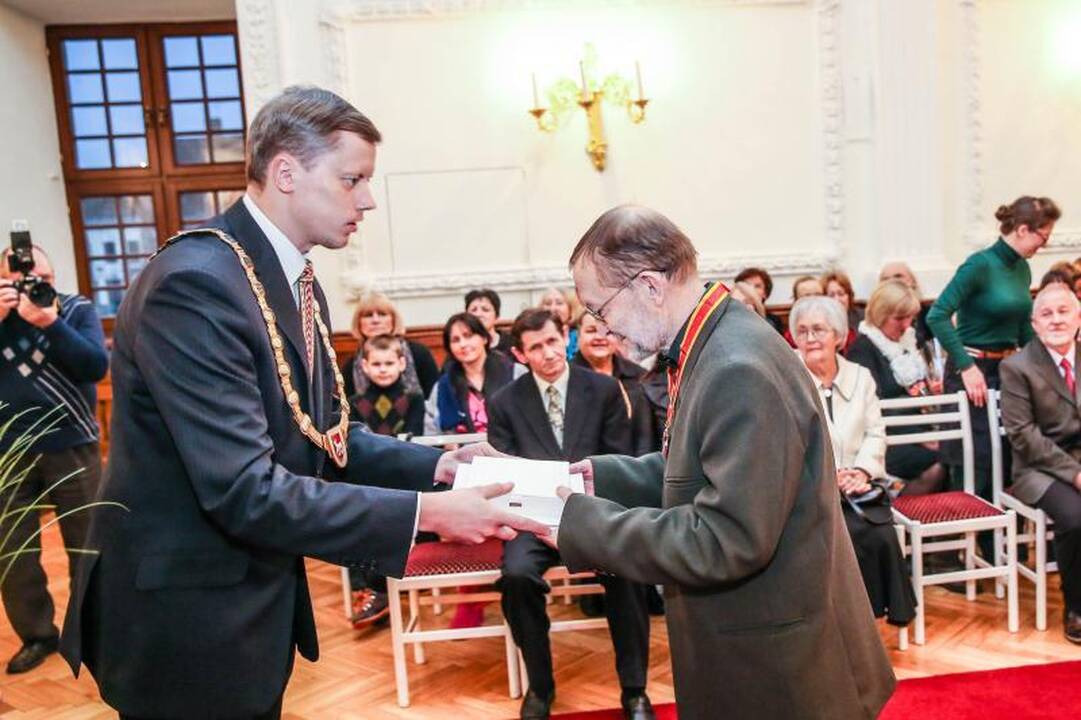 Rotušėje dešimčiai kauniečių išdalyti Santakos garbės ženklai