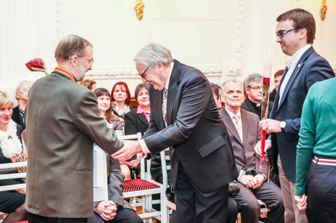 Rotušėje dešimčiai kauniečių išdalyti Santakos garbės ženklai