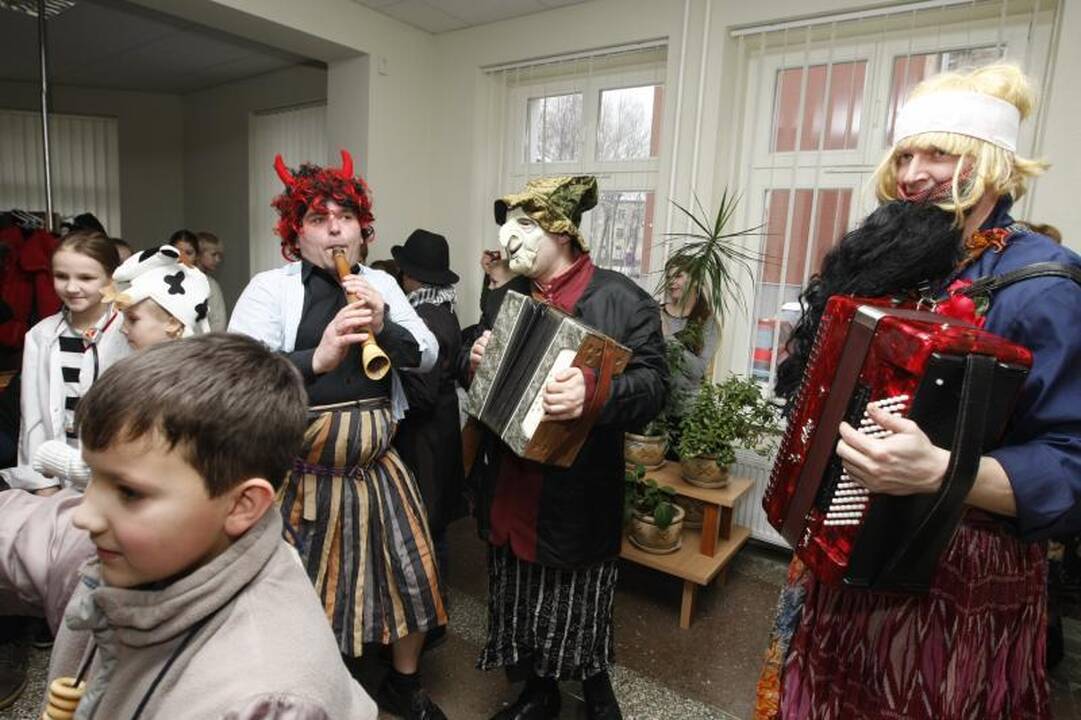 J. Karoso muzikos mokykla Užgavėnes sutiko su trenksmu