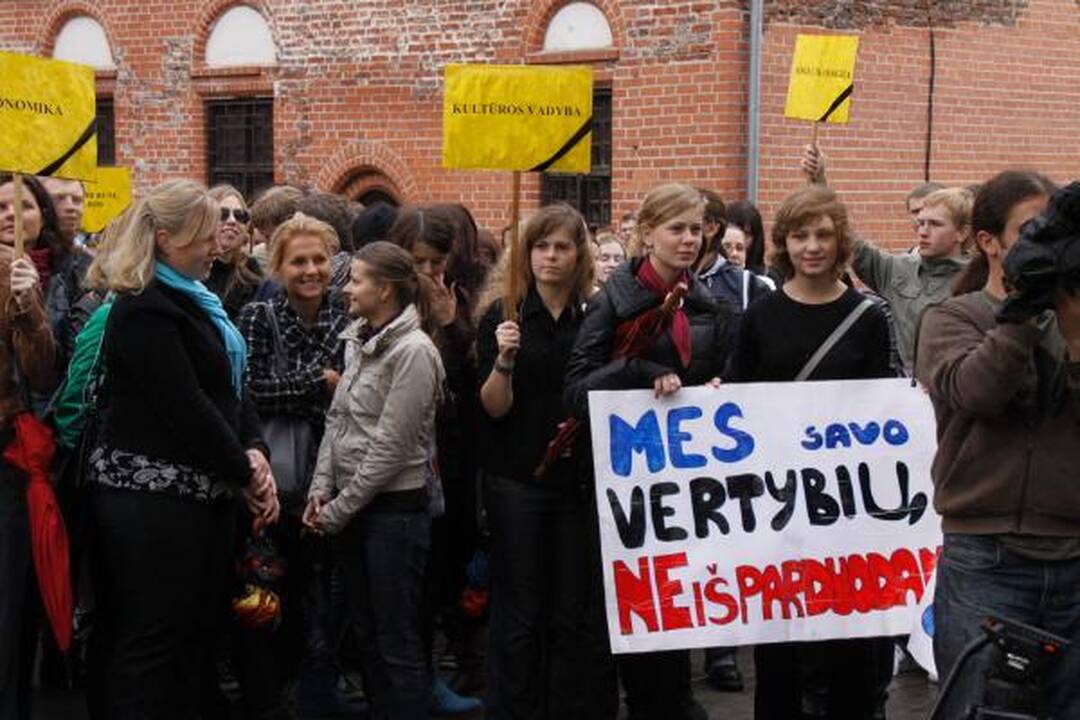 Studentai stojo ginti savo Alma Mater