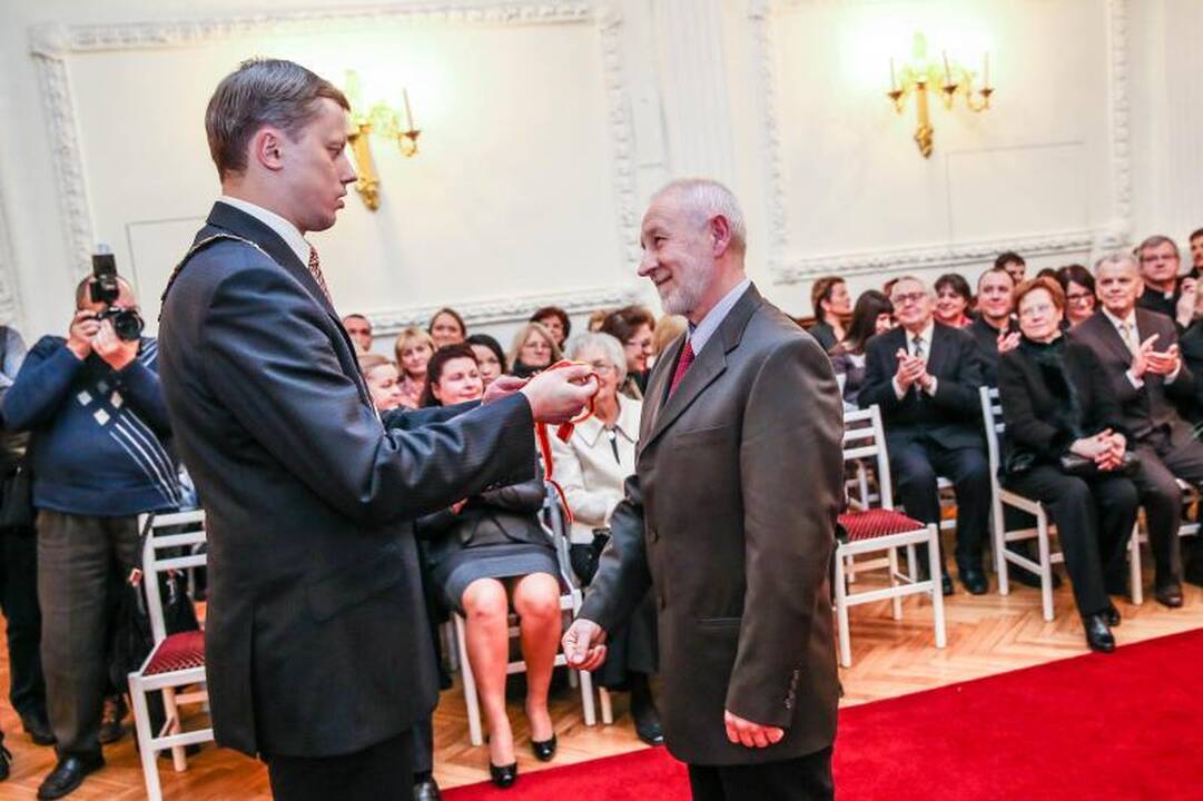 Rotušėje dešimčiai kauniečių išdalyti Santakos garbės ženklai