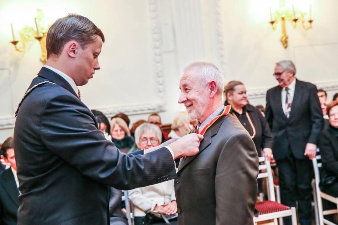 Rotušėje dešimčiai kauniečių išdalyti Santakos garbės ženklai