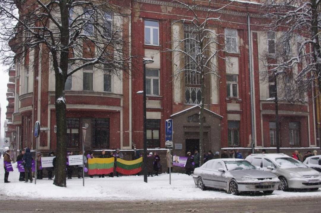 L. Stankūnaitės dukters gimtadienio proga – piketas prie policijos