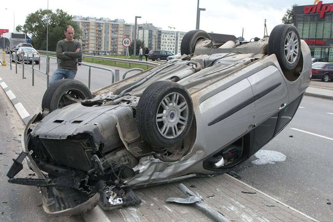 Lėkdamas per draudžiamą šviesoforo signalą apvirto automobilis