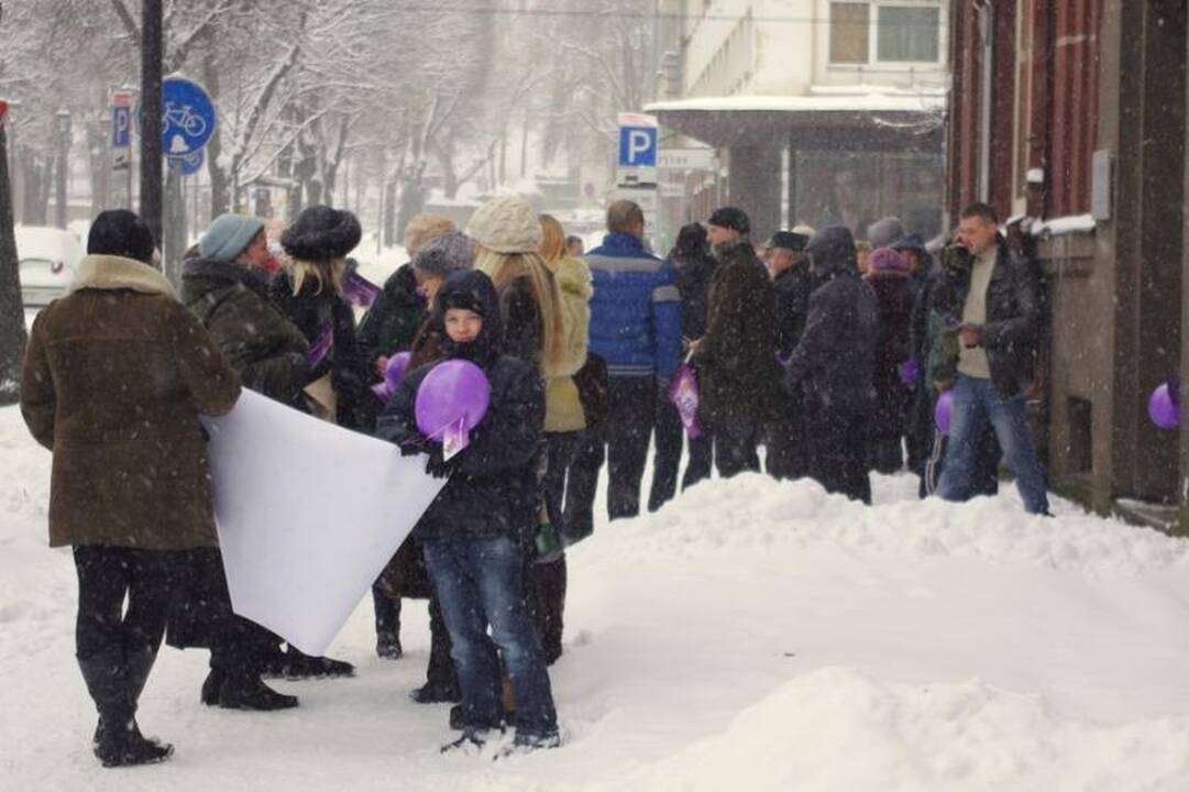 L. Stankūnaitės dukters gimtadienio proga – piketas prie policijos