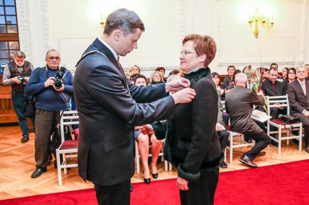 Rotušėje dešimčiai kauniečių išdalyti Santakos garbės ženklai