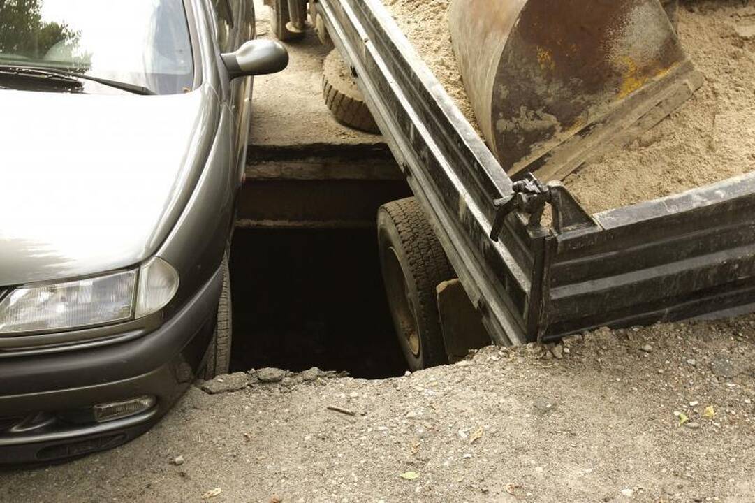 Vidury Kauno centro dvi mašinos susmigo į civilinės saugos slėptuvę (papildyta)