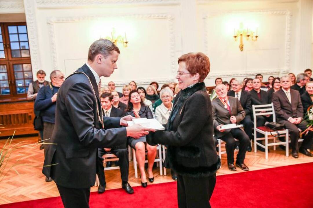 Rotušėje dešimčiai kauniečių išdalyti Santakos garbės ženklai