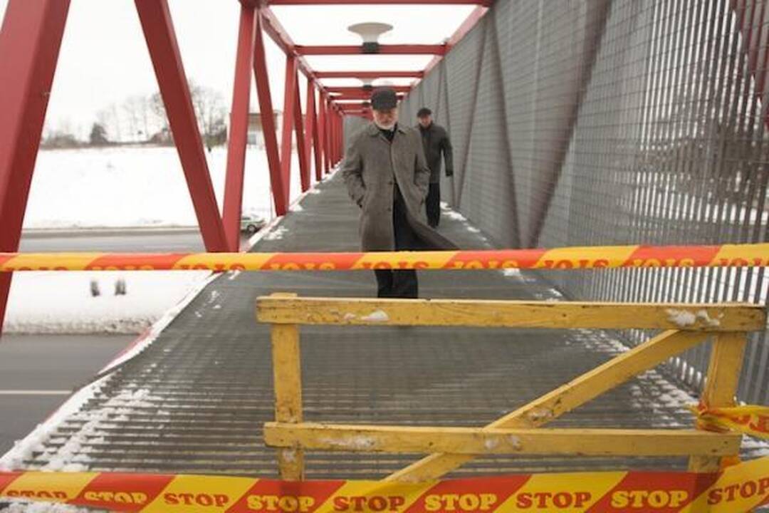 Vilniuje nuo tilto nukritusios grotelės prispaudė vyrą