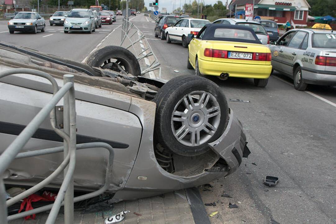 Lėkdamas per draudžiamą šviesoforo signalą apvirto automobilis