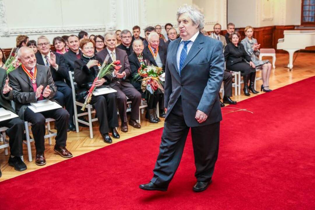 Rotušėje dešimčiai kauniečių išdalyti Santakos garbės ženklai
