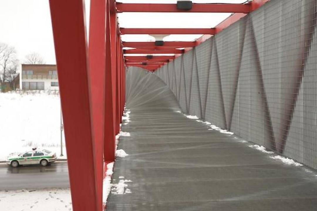 Vilniuje nuo tilto nukritusios grotelės prispaudė vyrą